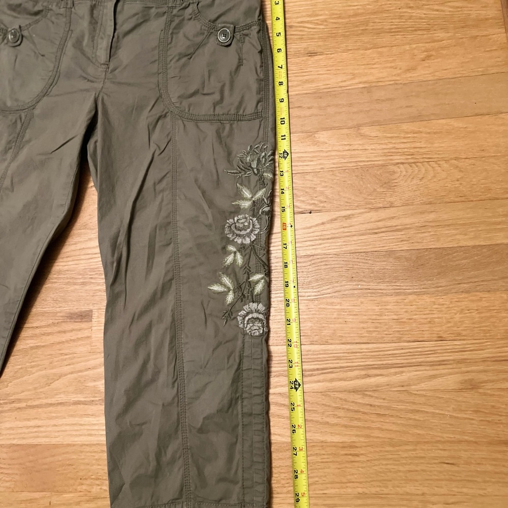 Ladies Size 0 Chico's Khaki Crop Cargo Pants with Floral Embroidery GUC - Picture 5 of 6